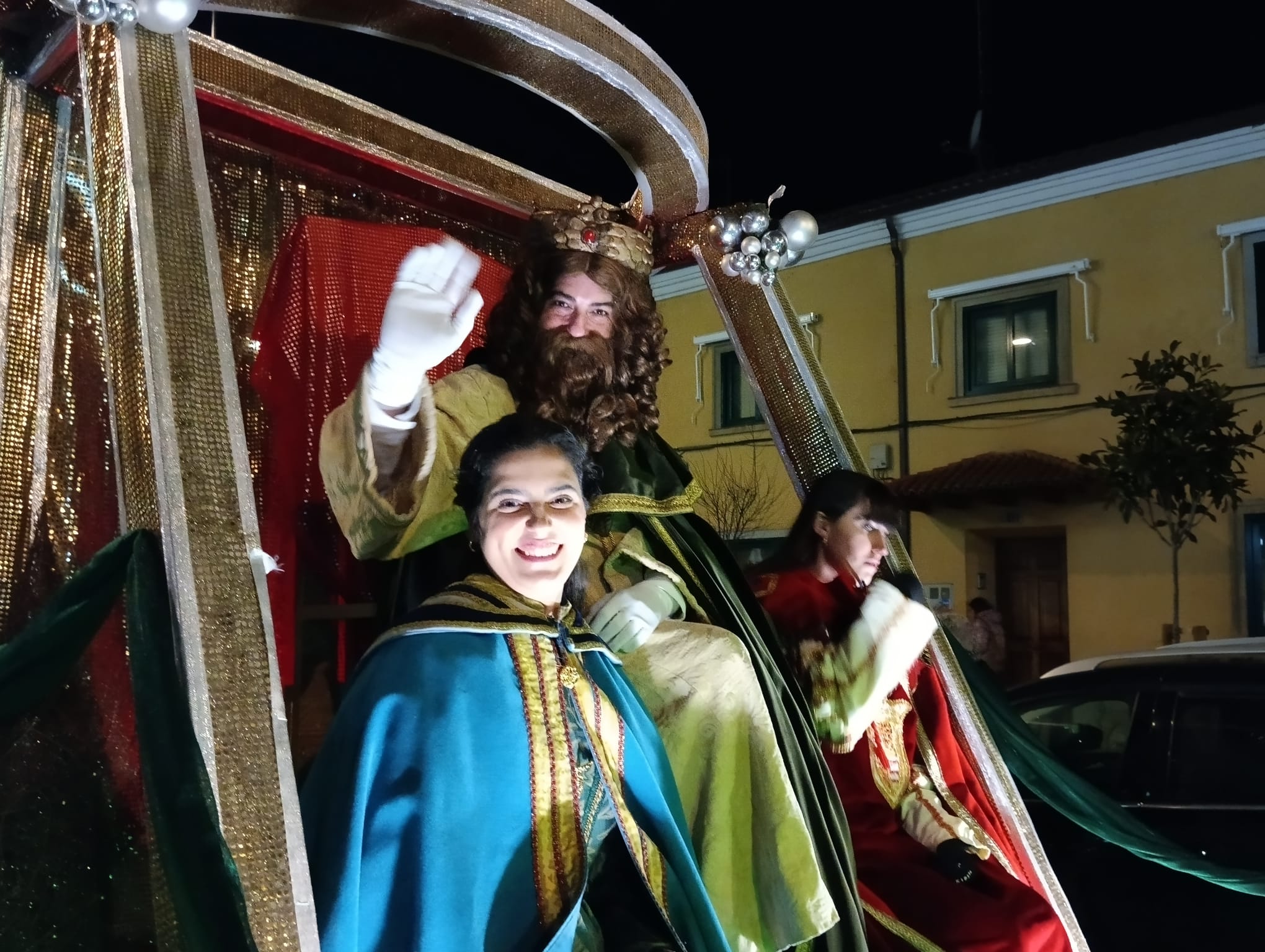 Gaspar y sus damas saludan al paso de la carroza