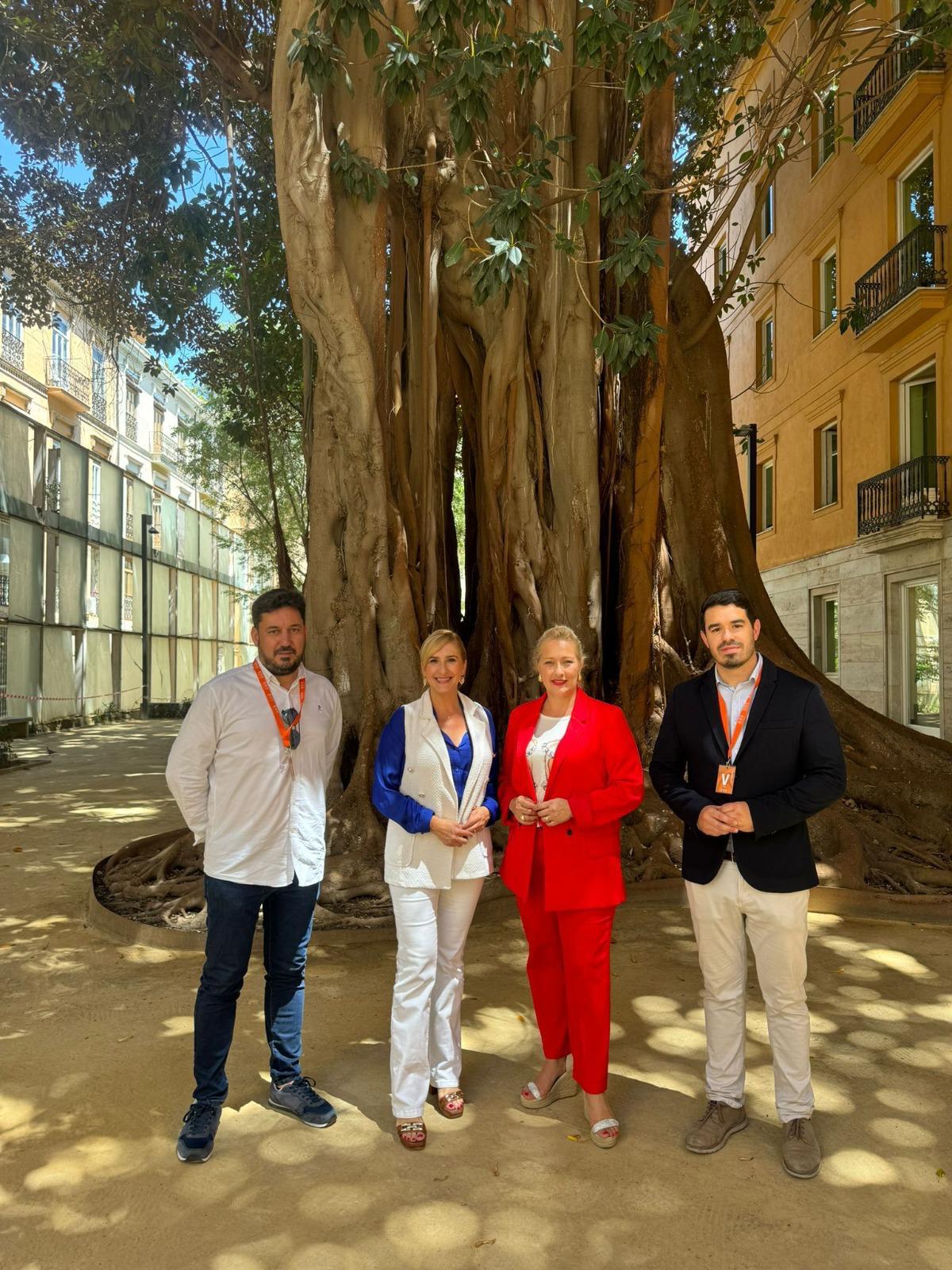 Momento de la reunión con la Consellera