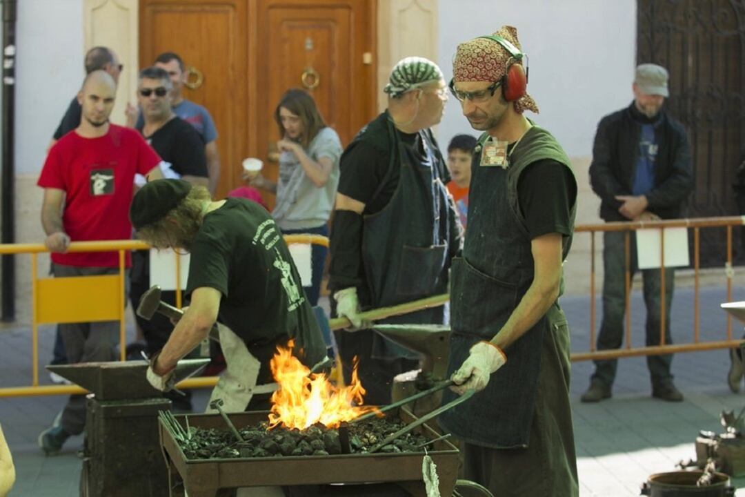 Artesanos trabajando una escultura en el I Encuentro de Forjadores en el año 2016