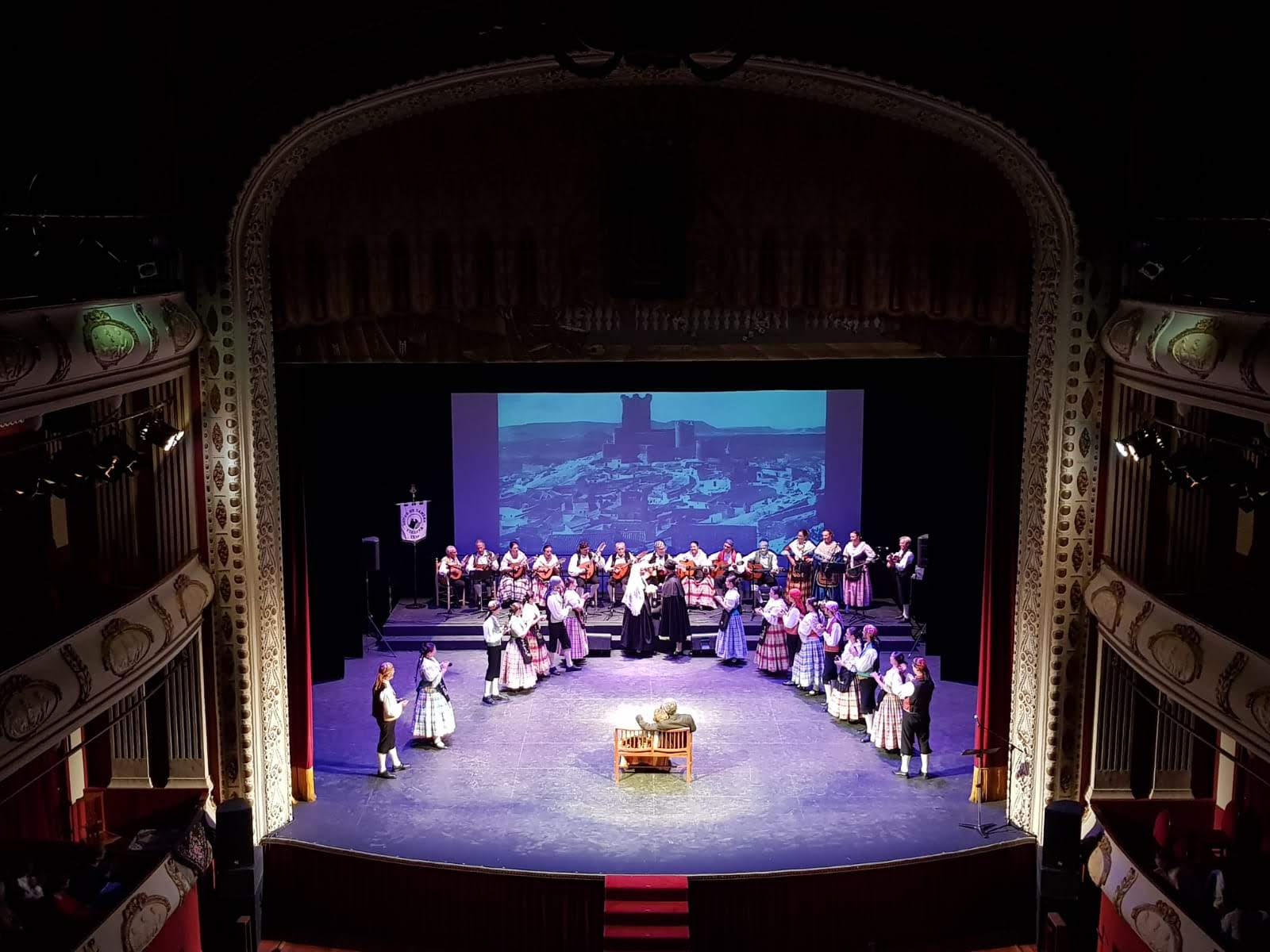Grupo de Danzas Villena en el Teatro Chapí