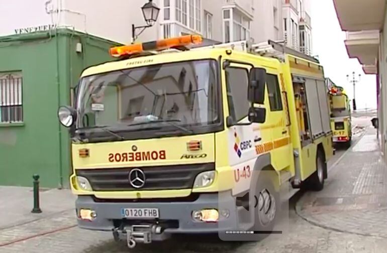 Imagen de los bomberos de Cádiz atendiendo el incendio ocurrido en el Campo del Sur