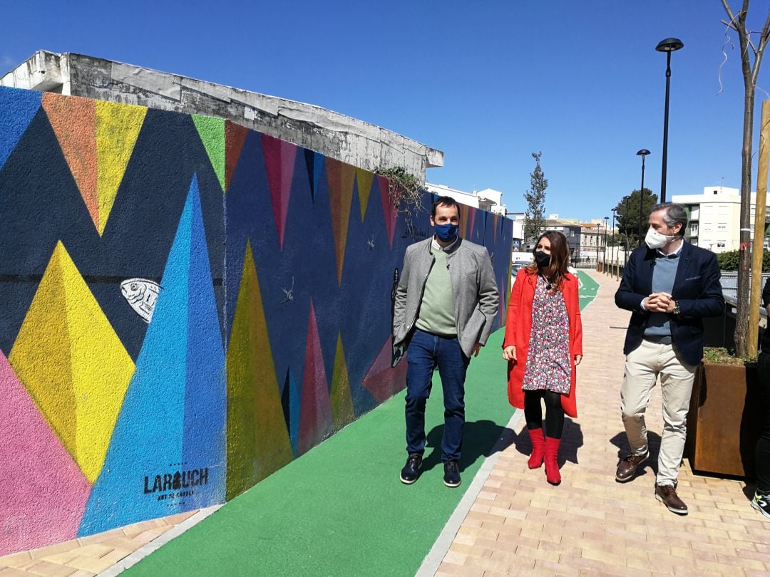 El alcalde,  José Ramiro, y la concejala de Cultura, Raquel Mengual sobre un mural de arte urbano.