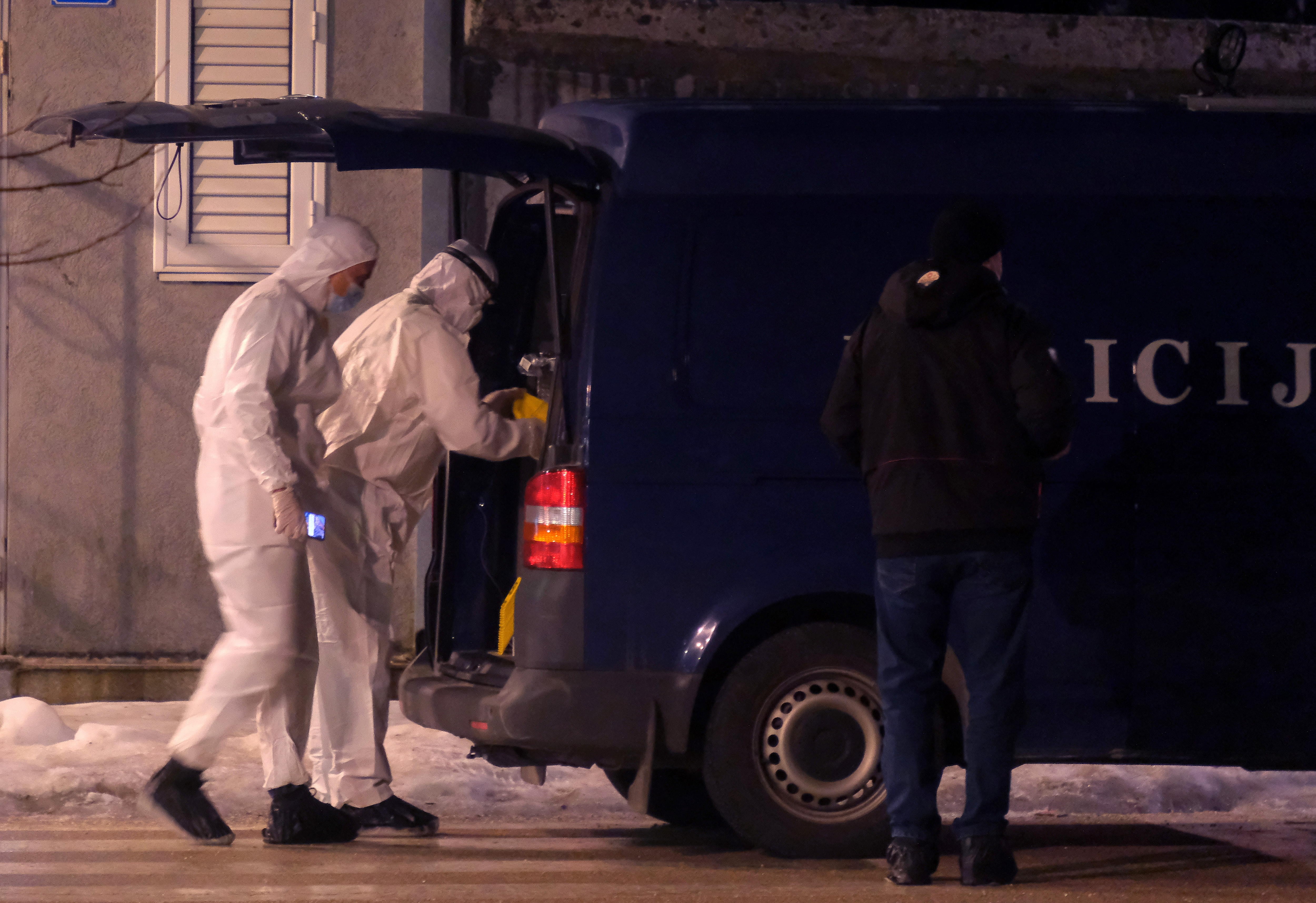 Expertos forenses inspeccionan una de las escenas del crimen, en Cetinje (Montenegro).