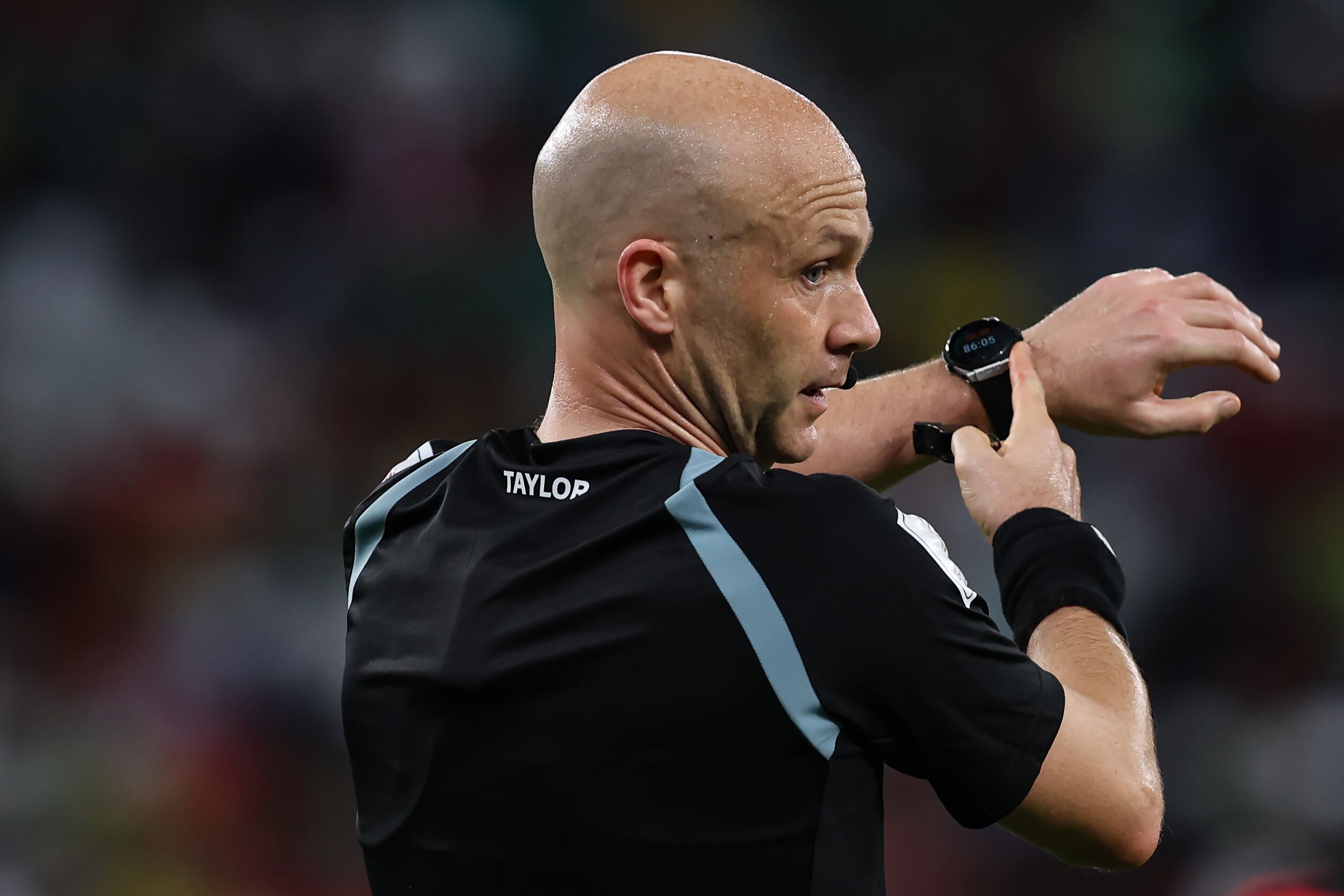 Anthony Taylor señala su cronómetro en un partido del Mundial de Qatar.