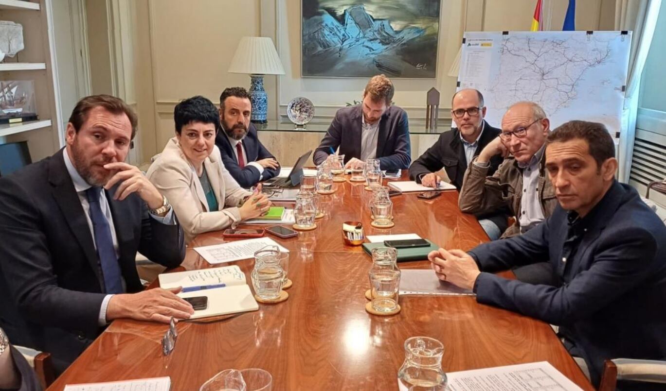 El ministro de Transportes y Movilidad Sostenible, Óscar Puente, junto a la secretaria general de Transporte Terrestre, Marta Serrano, durante la reunión con el secretario general de CCOO de Castilla y León, Vicente Andrés