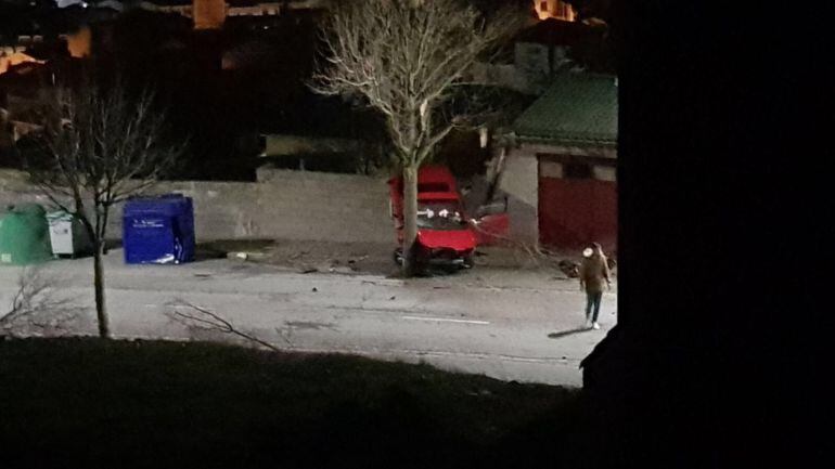 Vehículo encajado entre un muro y un árbol en el accidente que tuvo lugar anoche en la calle Puerto Rico de Cuéllar