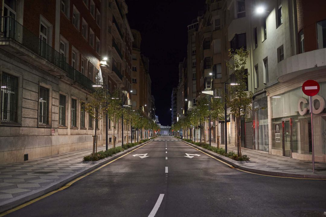 Calle Isabel II de Santander vacía en la segunda noche del toqu de queda. Archivo