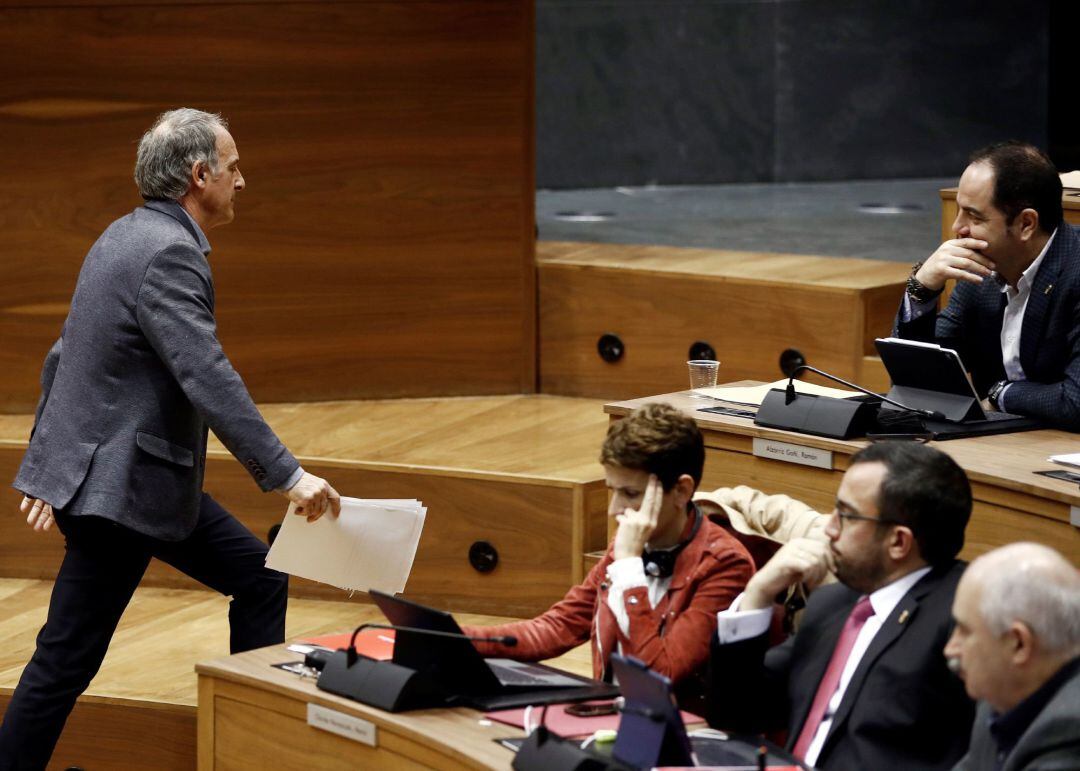 El portavoz del grupo parlamentario de EH Bilbu, Adolfo Araiz (i) pasa junto a la presidenta del Gobierno de Navarra María Chivite, el vicepresidente primero y Consejero de Presidencia, Igualdad, Función Pública e Interior, Javier Remírez (d) y el parlamentario del PSN Ramón Alzórriz