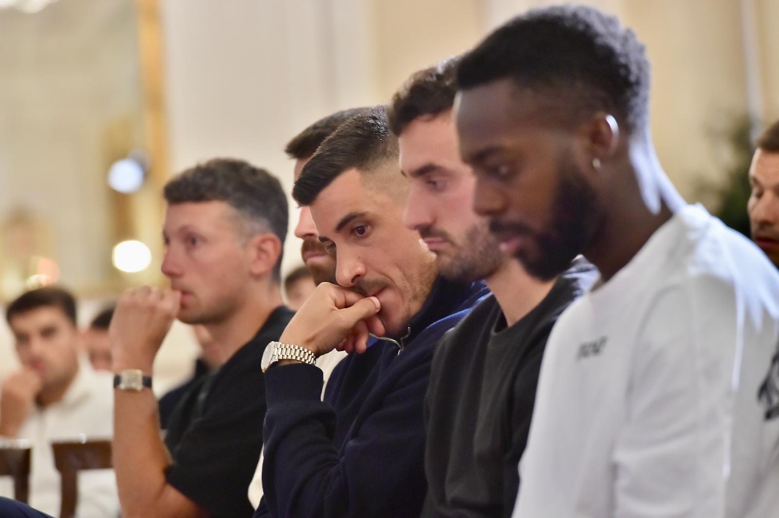 Los compañeros de Yeray le muestran su apoyo durante la comparecencia de este miércoles / Diario AS