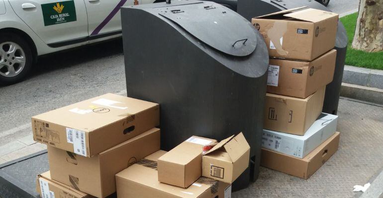 Basura en uno de los contenedores del Paseo de la Estación de la capital.