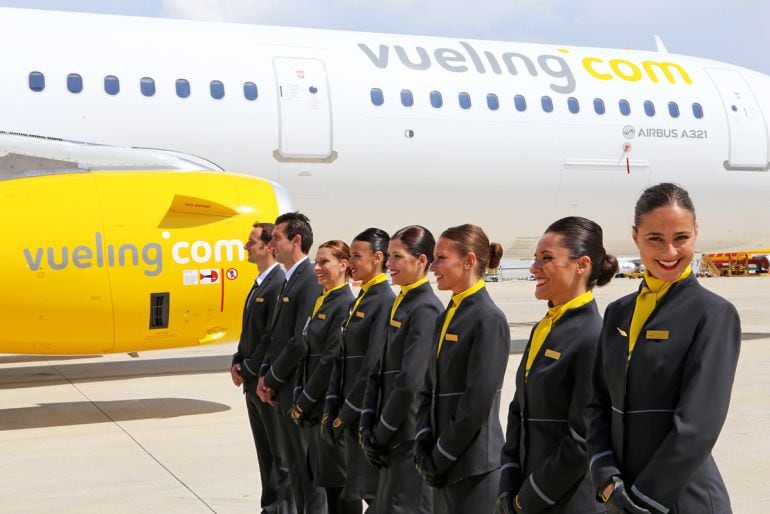 Tripulantes de cabina de Vueling ante un aparato de la compañía