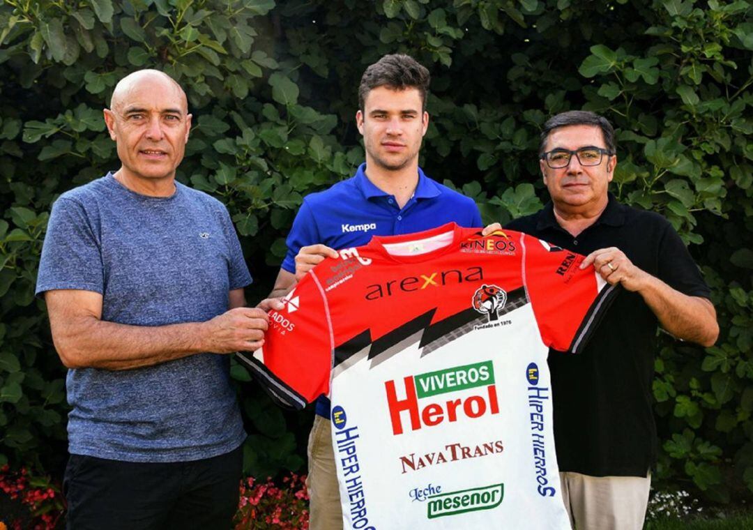 Rodrigo Pérez Arce, con Julián Mateo a la derecha y Agustín Campillo a la izquierda, durante su presentación como jugador del Balonmano Nava