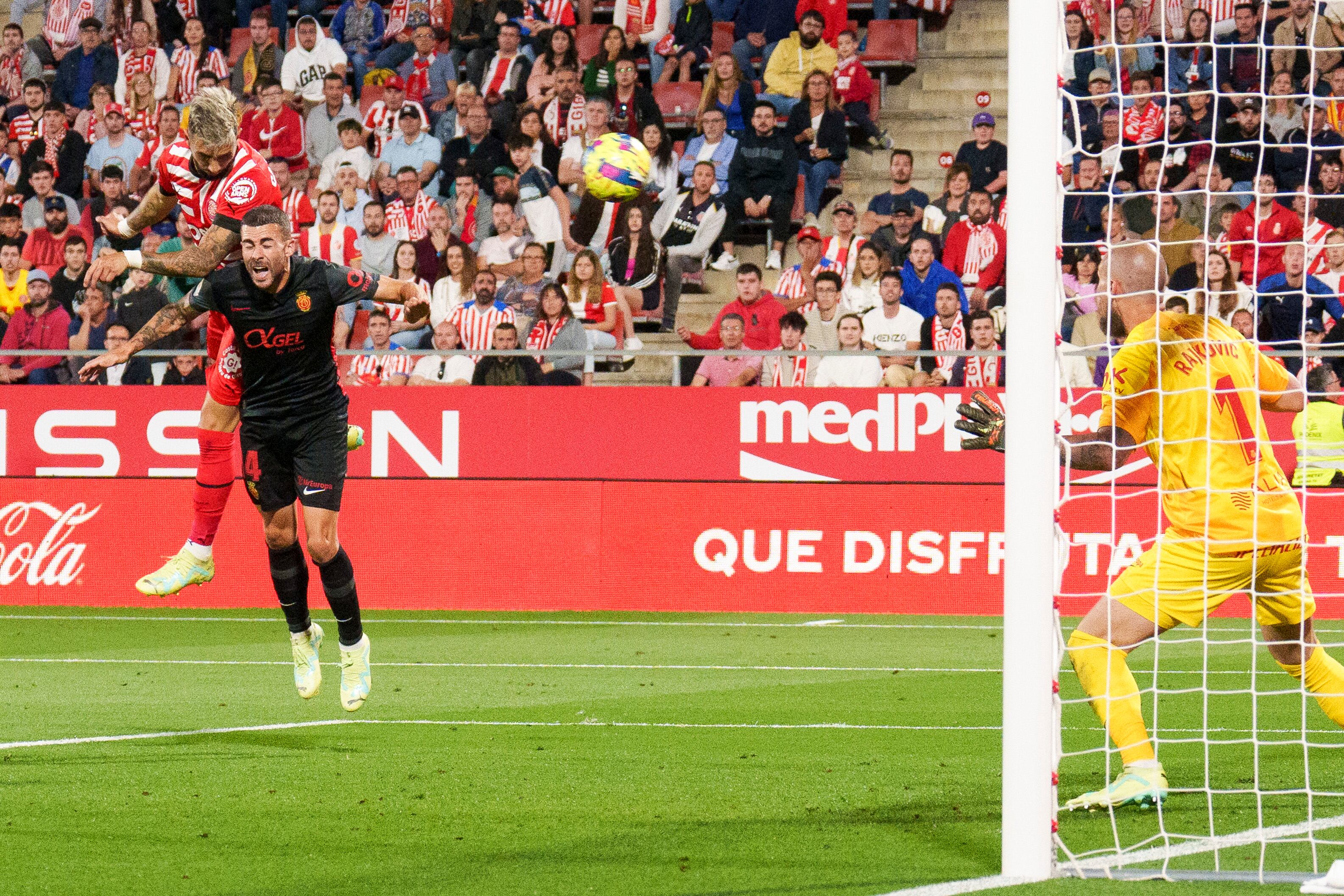 GIRONA (ESPAÑA), 04/05/2023.- Valentín Castellanos (i-arriba) del Girona anota un gol ante el Mallorca este jueves, durante un partido de LaLiga entre el Girona FC y el R.C.D Mallorca, en el estadio municipal de Montilivi, en Girona (España). EFE/ David Borrat