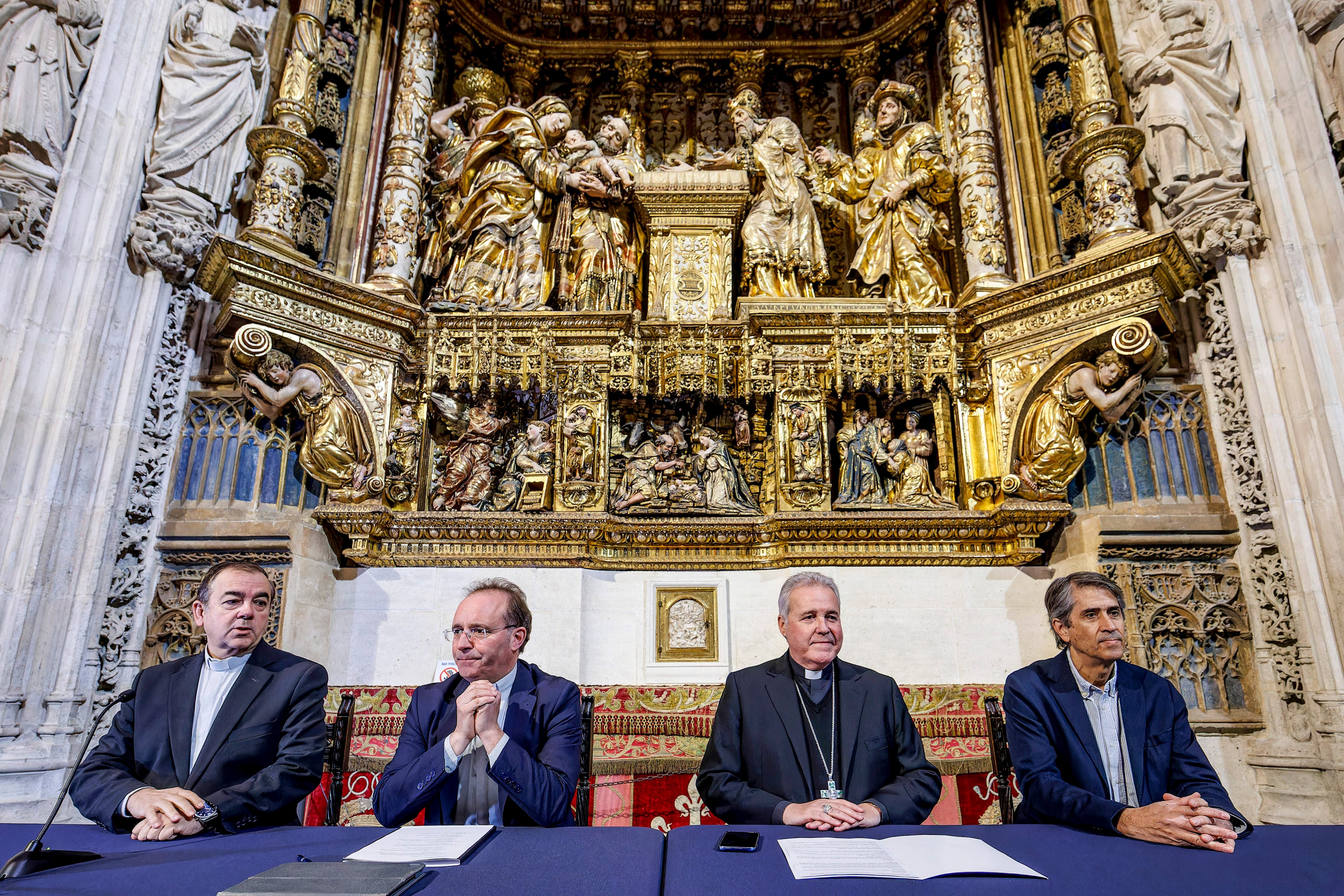 BURGOS, 25/11/2025.- El arquitecto de la catedral de Burgos, José Manuel Álvarez (d), el arzobispo de Burgos, Mario Iceta (2d), el vicario general, Carlos Izquierdo (2i), y el deán de la catedral, Félix Castro (i), dan una rueda de prensa para presentar las nuevas puertas creadas por Antonio López para la Catedral de Burgos. EFE/Santi Otero