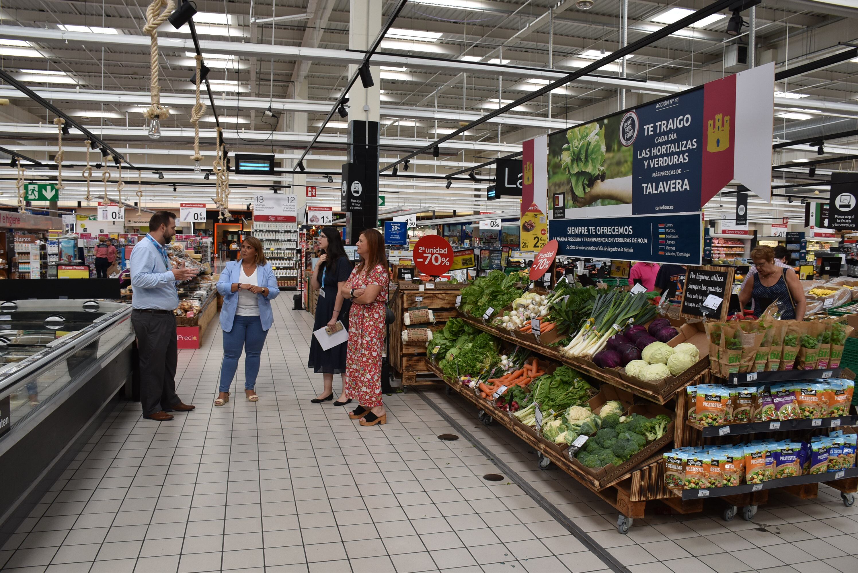 La alcaldesa de Talavera, Tita García Élez; junto con el director del hipermercado Carrefour de 'Los Alfares', Jorge Martínez; y la responsable de Recursos Humanos, Sheila Prados.