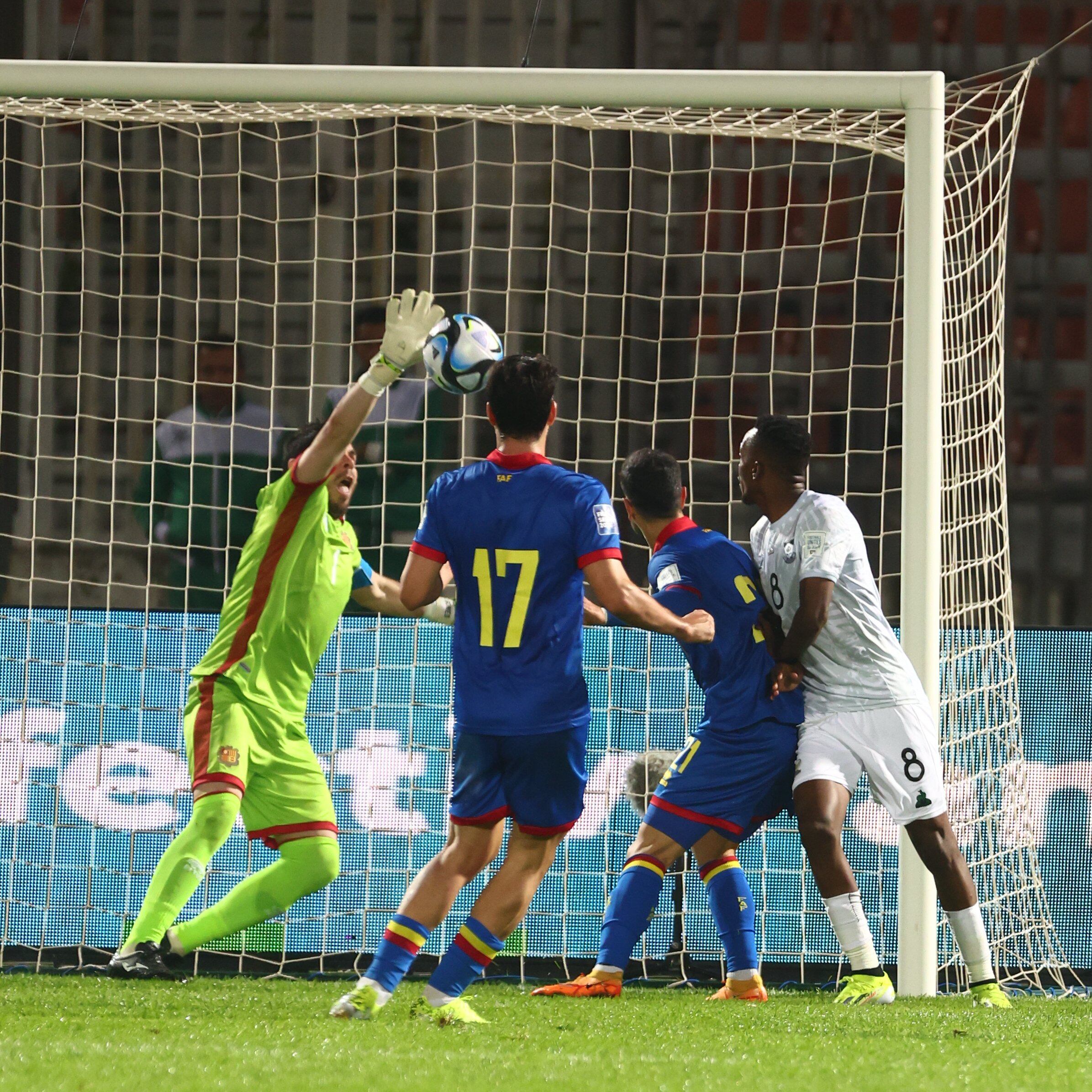 Aturada del porter de la selecció andorrana Josep Gomes durant el partit entre Andorra i Sud-àfrica de la FIFA Sèries 2024 que s'està disputant a Algèria.