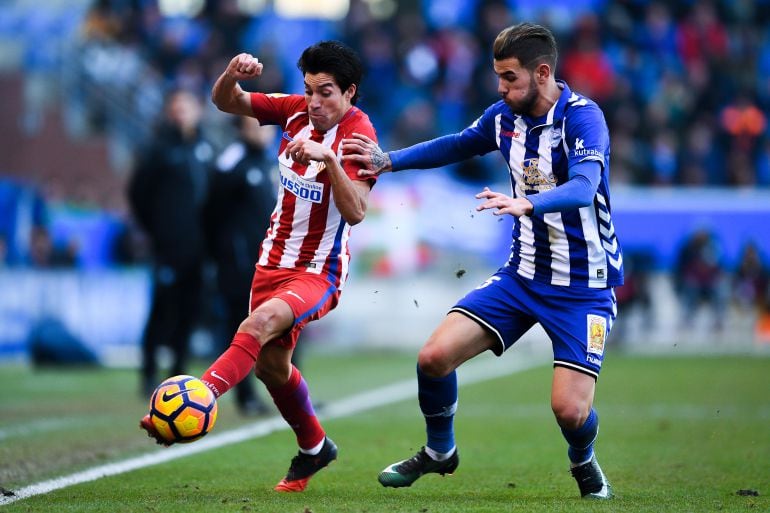 Theo Hernández intenta quitar el balón a Gaitán