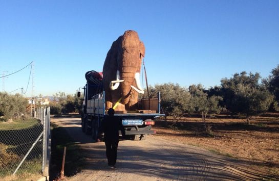 Traslado de la ráplica de un mamut hasta Padul(Granada)