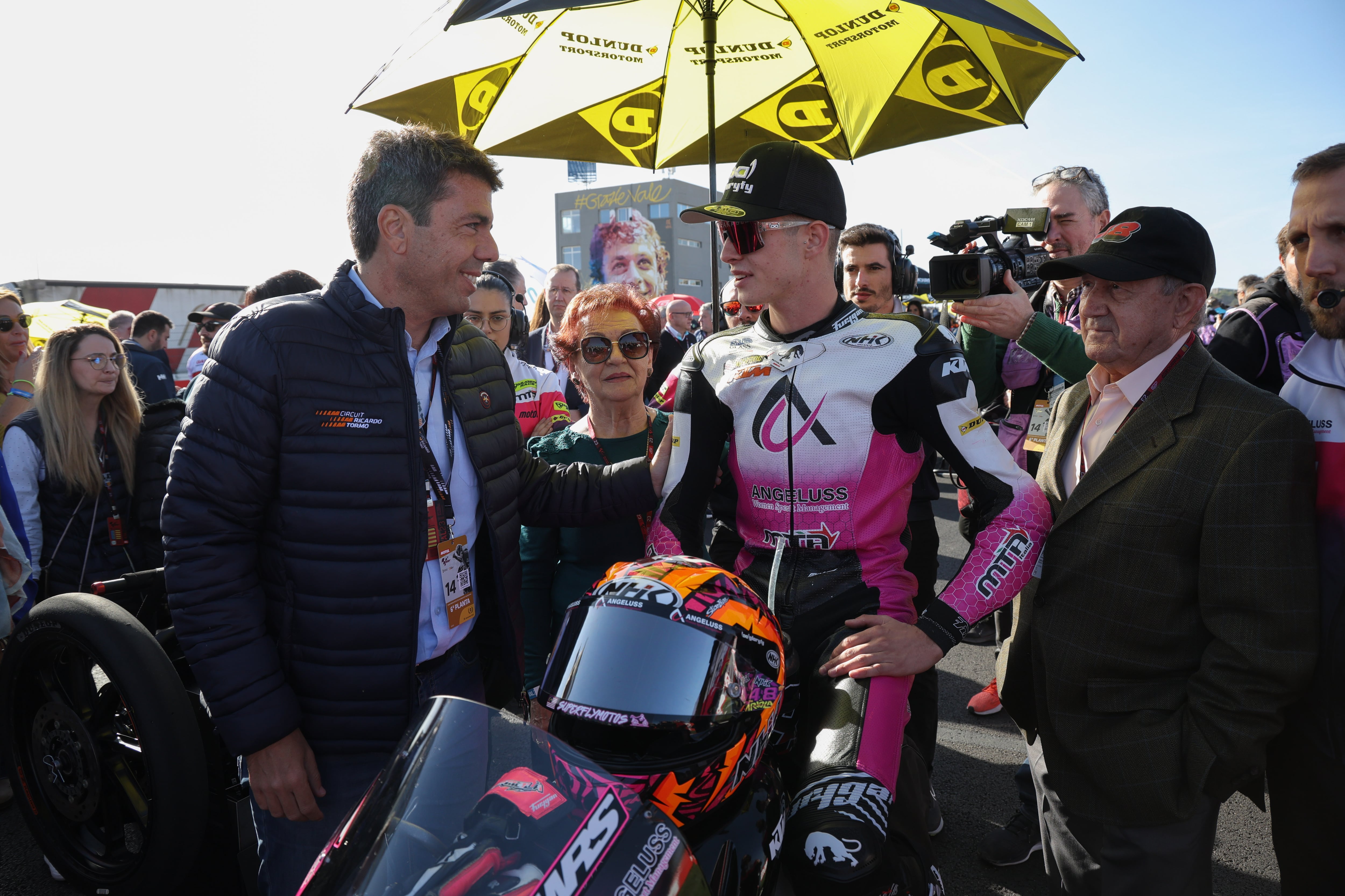 El president de la Generalitat, Carlos Mazón, ha visitado este domingo el gran premio de motociclismo de la Comunitat Valenciana.