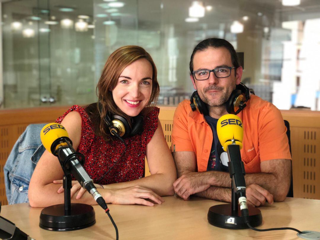 L'Helena i en Siddharta a l'estudi de Ràdio Girona