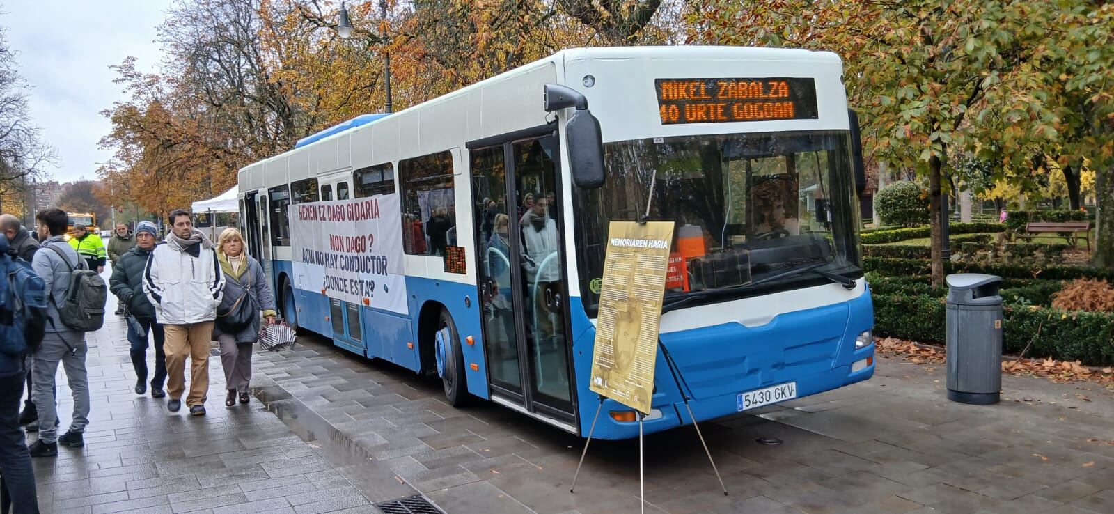 Un autobús de la compañía donostiarra en la que trabajaba el navarro Mikel Zabalza hace 40 años es el marco en el que se narra este caso de torturas que acabó con la muerte y la aparición de su cadáver en el río Bidasoa.