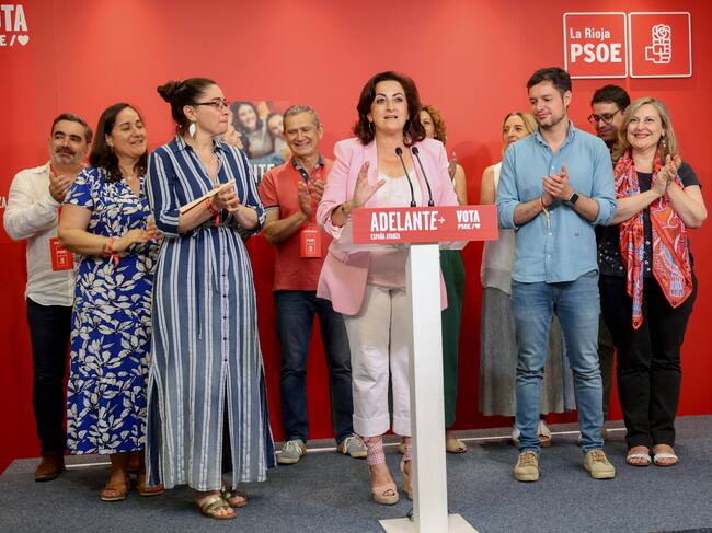 LOGROÑO, 23/07/2023.- La número uno de la lista socialista al Senado, Concha Andreu (c) y al Congreso, Elisa Garrido (i), tras conocer los resultados de las Elecciones Generales celebradas hoy Domingo. EFE/Raquel Manzanares.
