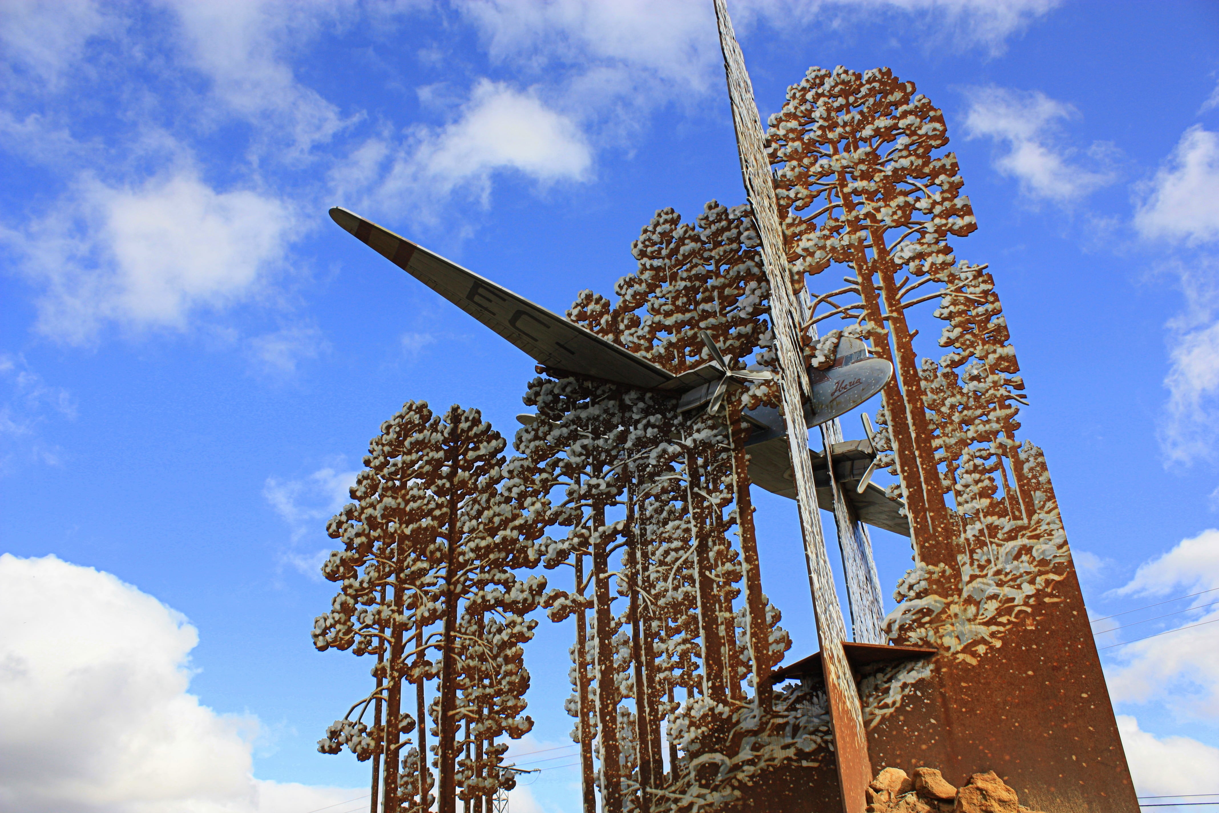 Escultura de la serie Paisaje Ilustrado de Huerta del Marquesado (Cuenca) que recuerda a los fallecidos en el accidente de aviación en el paraje de Collado Bajo el 29 de abril de 1959.