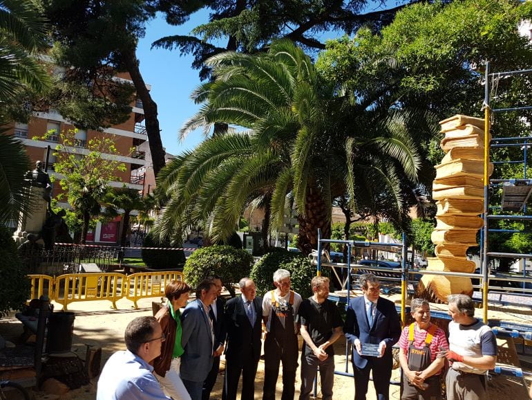 Visita a la escultura homenaje a los maestros