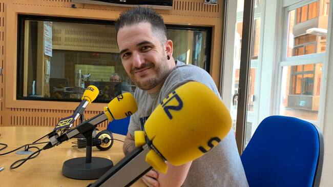Blas Ruiz Grau, novelista, autor de 'Asesinos en serio', en los estudios de Radio Murcia.