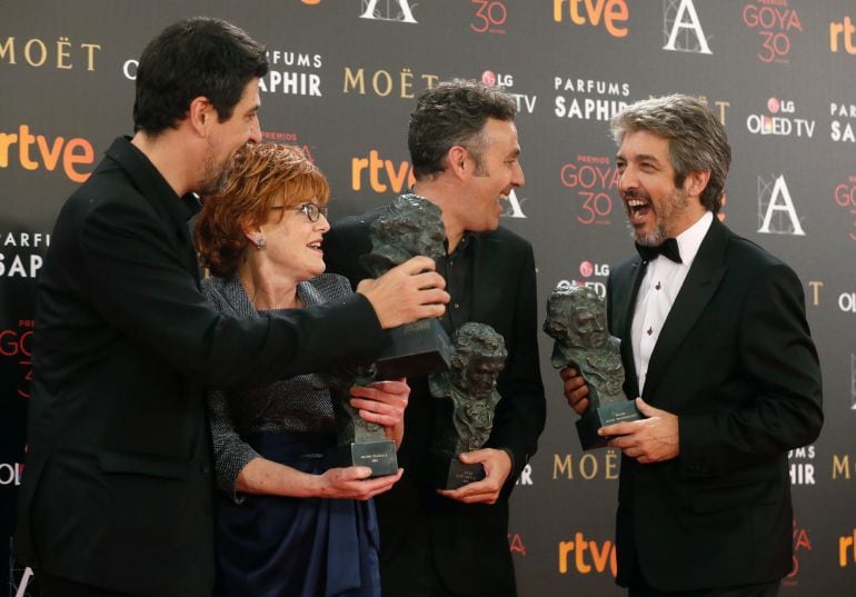 El realizador Cesc Gay, la productora Marta Esteban, el guionista Tomás Aragay y el actor argentino Ricardo Darín, posan con los Goyas a mejor película, mejor guión original, mejor director y mejor actor, por la película &#039;Truman&#039;