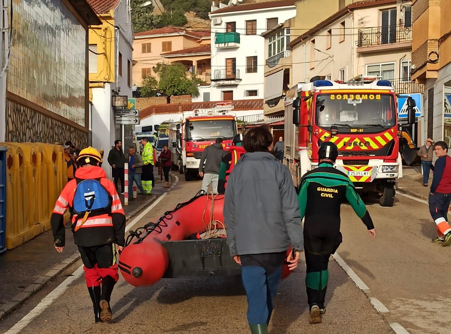 Cerca de veinte personas de retenes y autobombas trabajan en Mira (Cuenca).