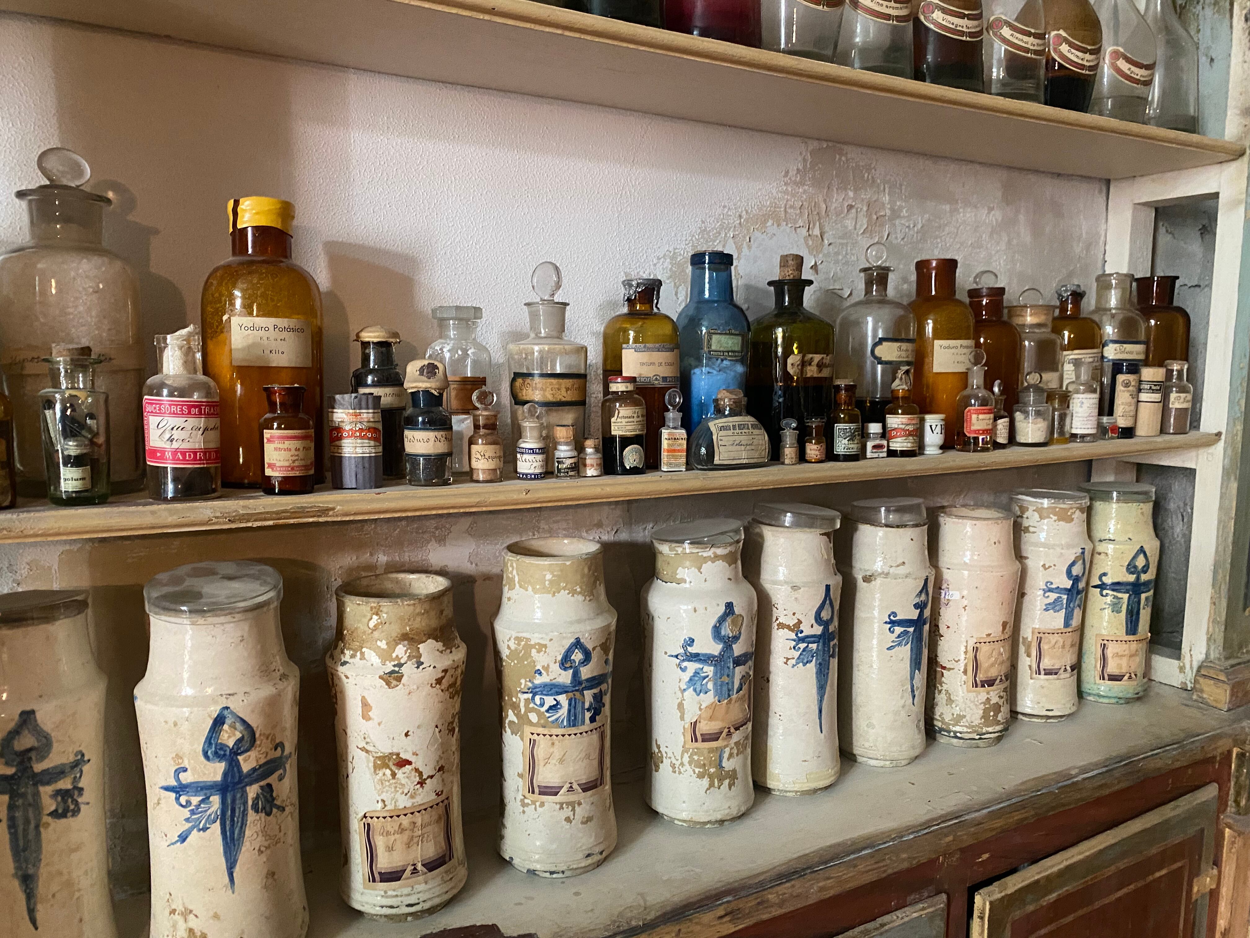 Detalle de la botica del Hospital de Santiago.