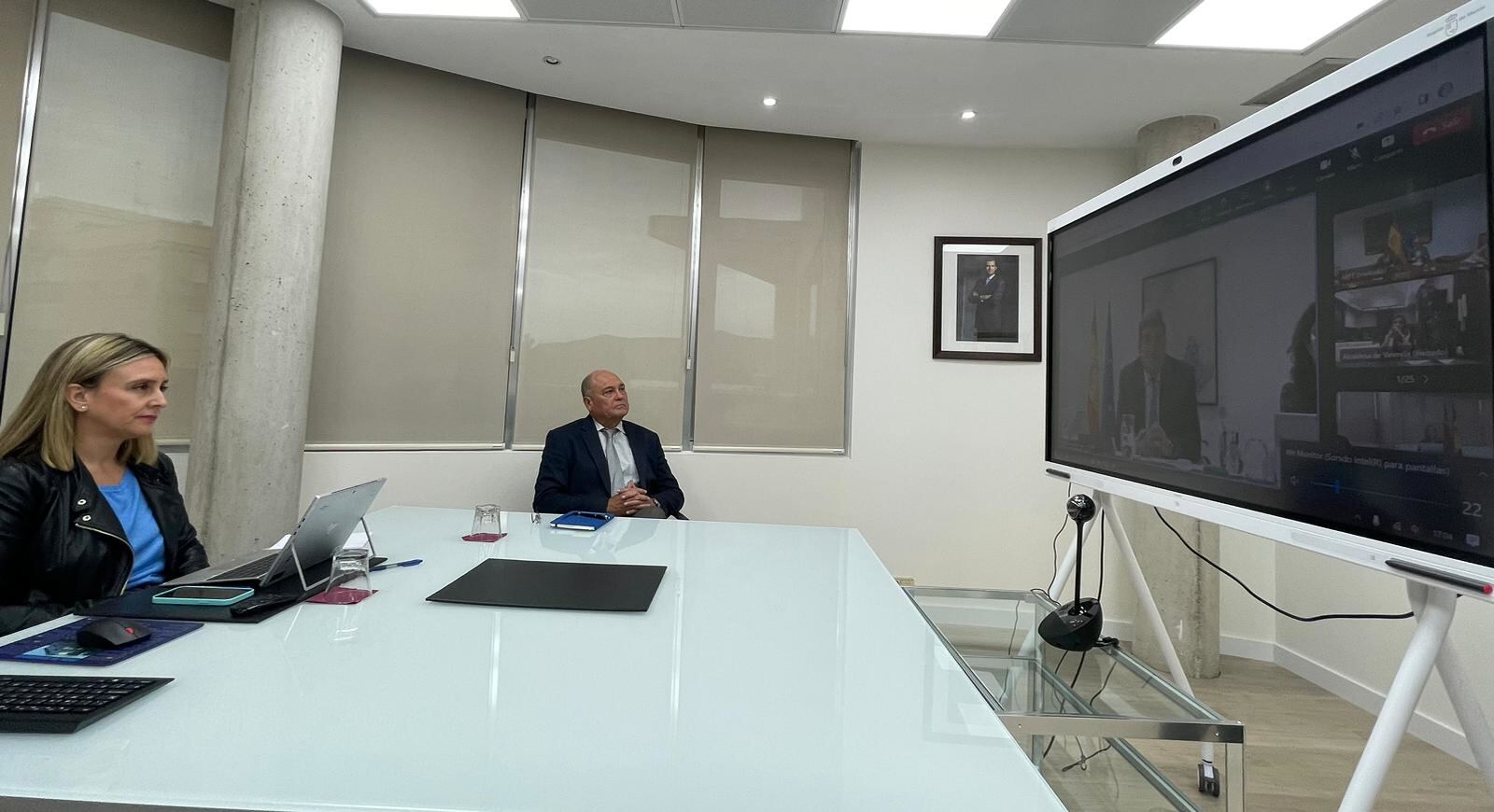 La consejera de Política Social, Familias e Igualdad, Conchita Ruiz, junto al secretario general de la Consejería, Leopoldo Olmo, durante la videoconferencia mantenida con el ministro