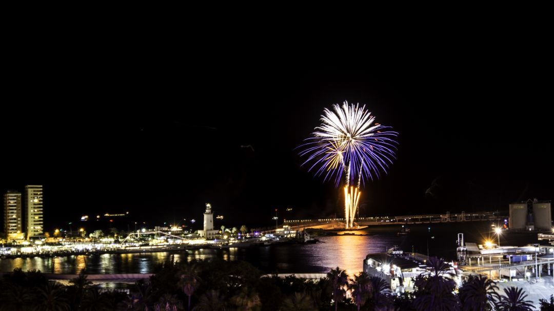 Fuegos artificiales durante la Feria de Málaga 