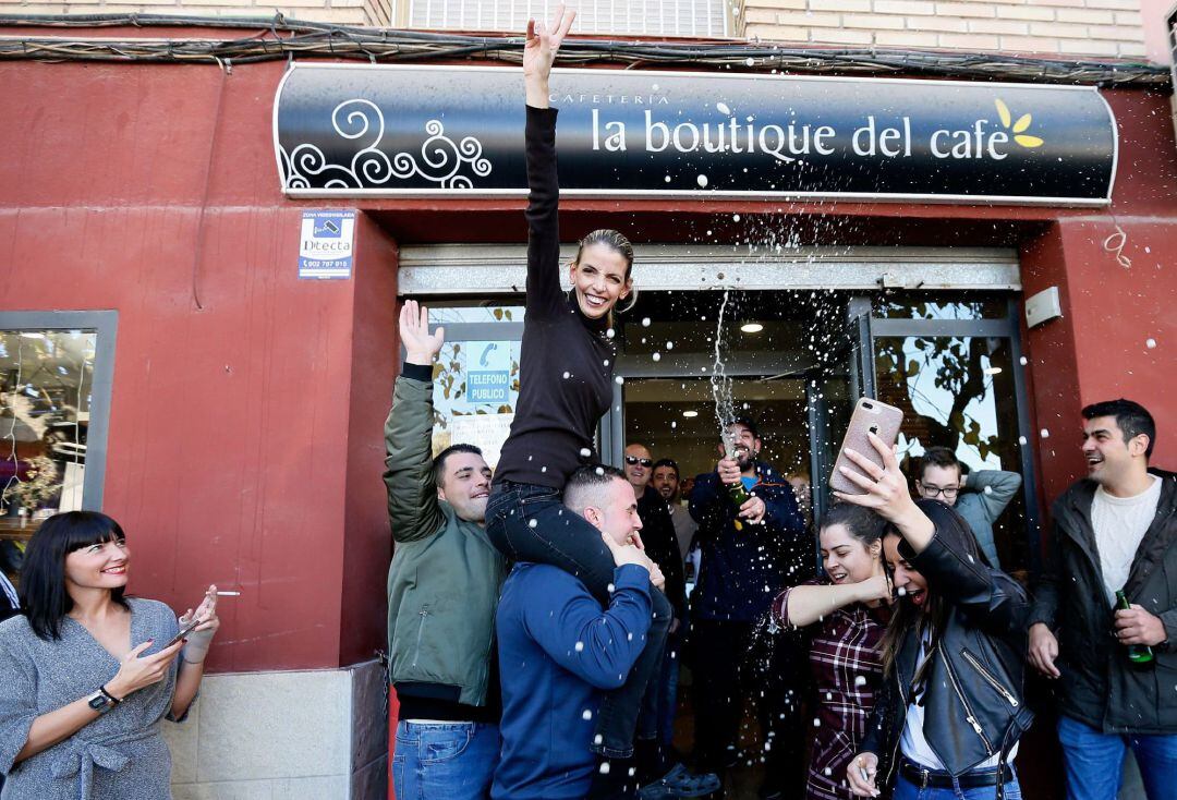 Un bar de un barrio de la ciudad de Alicante ha vendido 120 décimos del segundo premio de la Lotería, el 21.015, que ha comprado en una administración de Almansa (Albacete), y cerrará estas Navidades para &quot;disfrutarlo&quot;