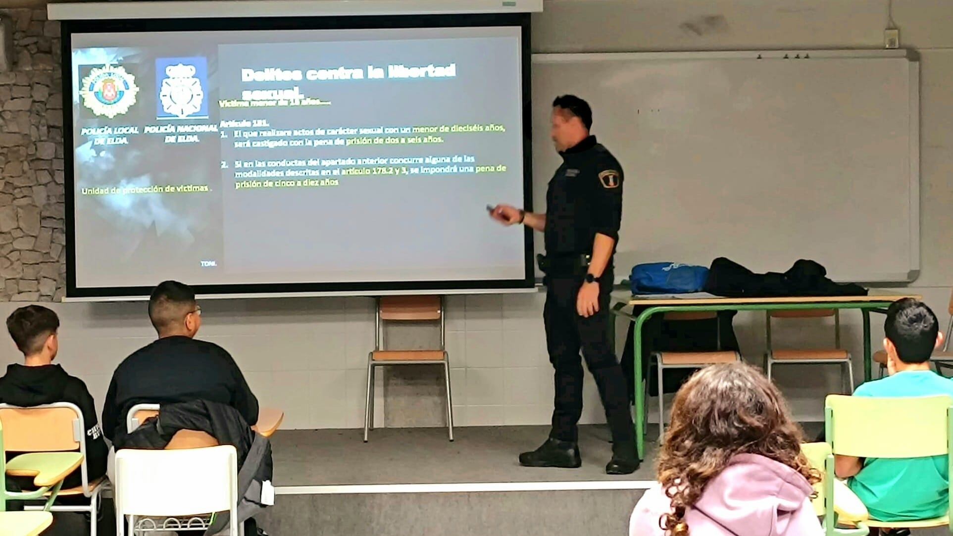 Imagen de archivo de una charla de Viogen de la Policía Local de Elda