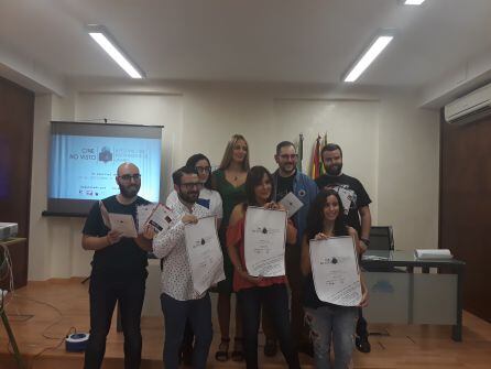 Organizadores del festival, junto a Juana Cruz, concejala de juventud.