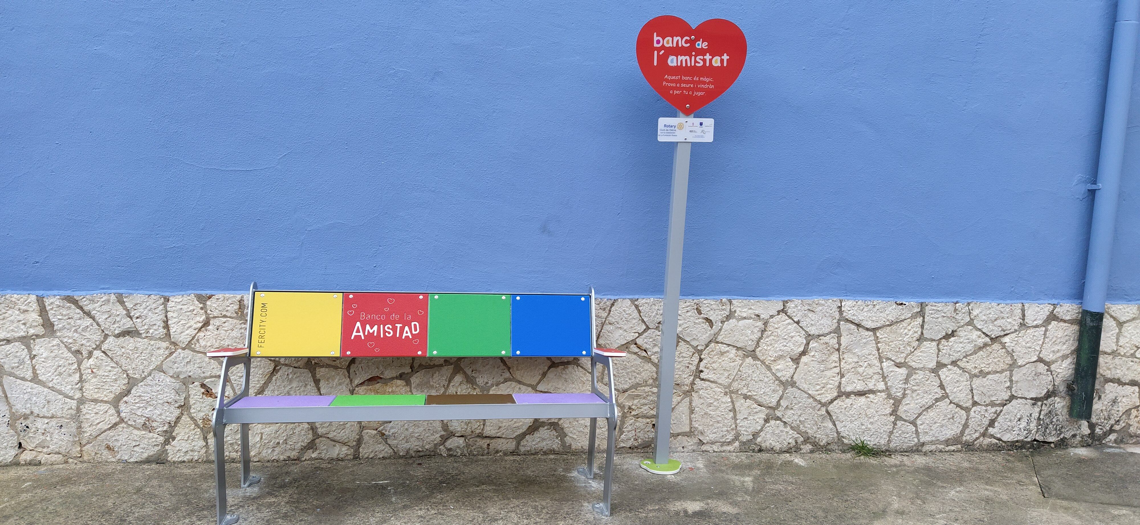 Banco de la amistad en el colegio Cervantes de Dénia.