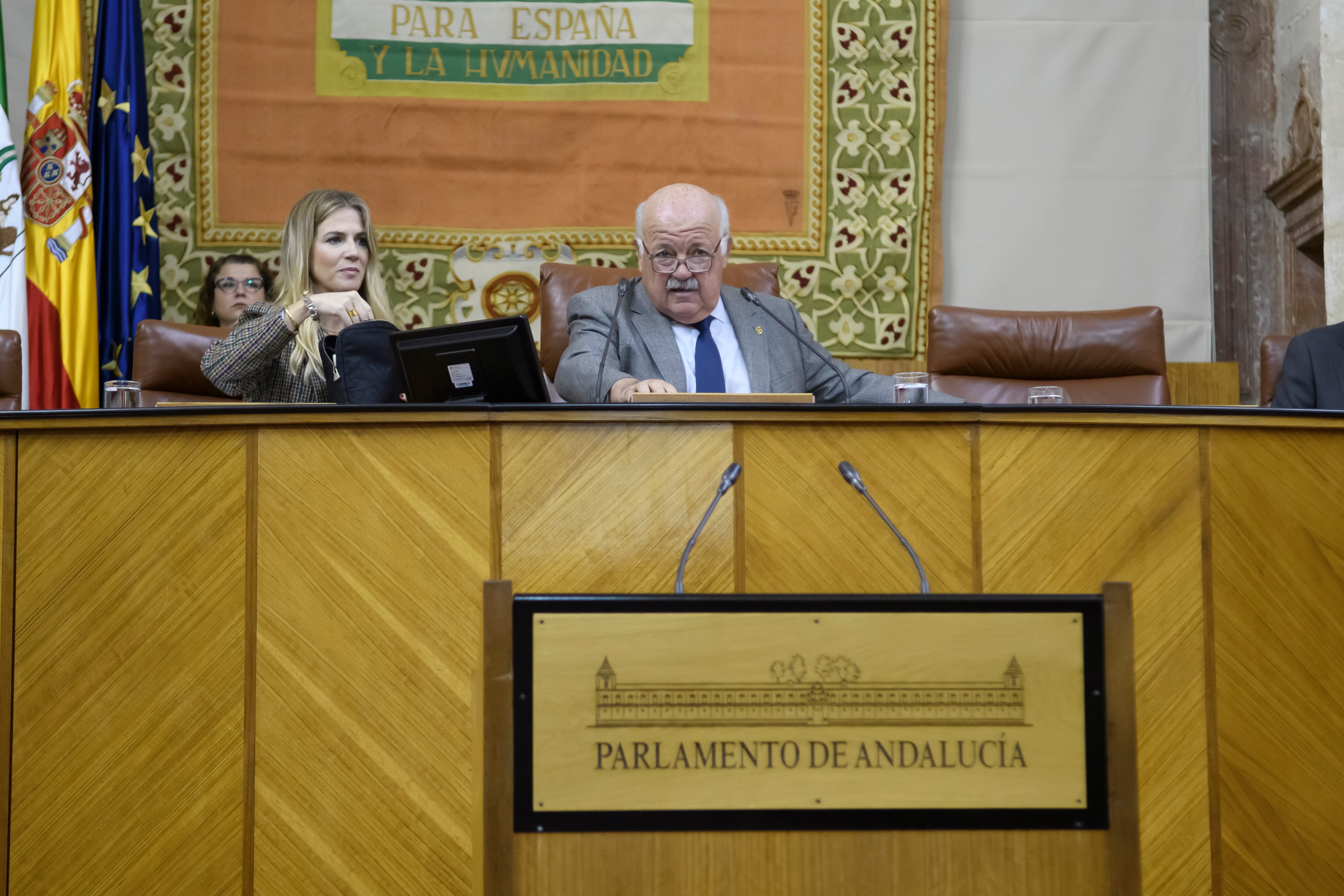 GRAFAND5325. SEVILLA, 23/11/2022.- El presidente del Parlamento de Andalucía, Jesús Aguirre, al comienzo este miércoles de la sesión plenaria que celebra el debate de totalidad del proyecto de Ley del Presupuesto de la Comunidad Autónoma para 2023, que asciende a 45.603,8 millones, y que cuenta con tres enmiendas a la totalidad para su votación, de PSOE, Por Andalucía y Adelante. EFE/ Raúl Caro.
