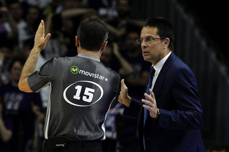 GRA507. MADRID, El técnico del Valencia Basket, Pedro Martínez (d), durante el primer partido de las semifinales de la Liga Endesa que han disputado esta tarde frente al Real Madrid en el Palacio de los Deportes de Madrid. EFE, Kiko Huesca.