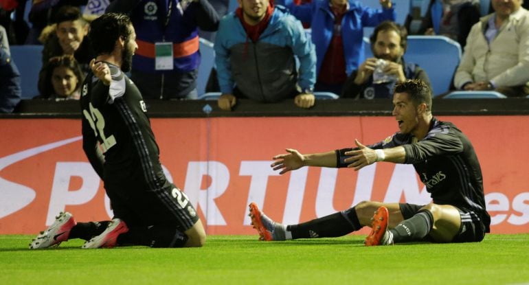 Isco y Cristiano celebran uno de los cuatro goles del Real Madrid al Celta para dejar la Liga casi sentenciada.