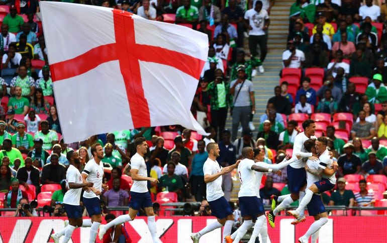 Los jugadores de Inglaterra celebran un gol.