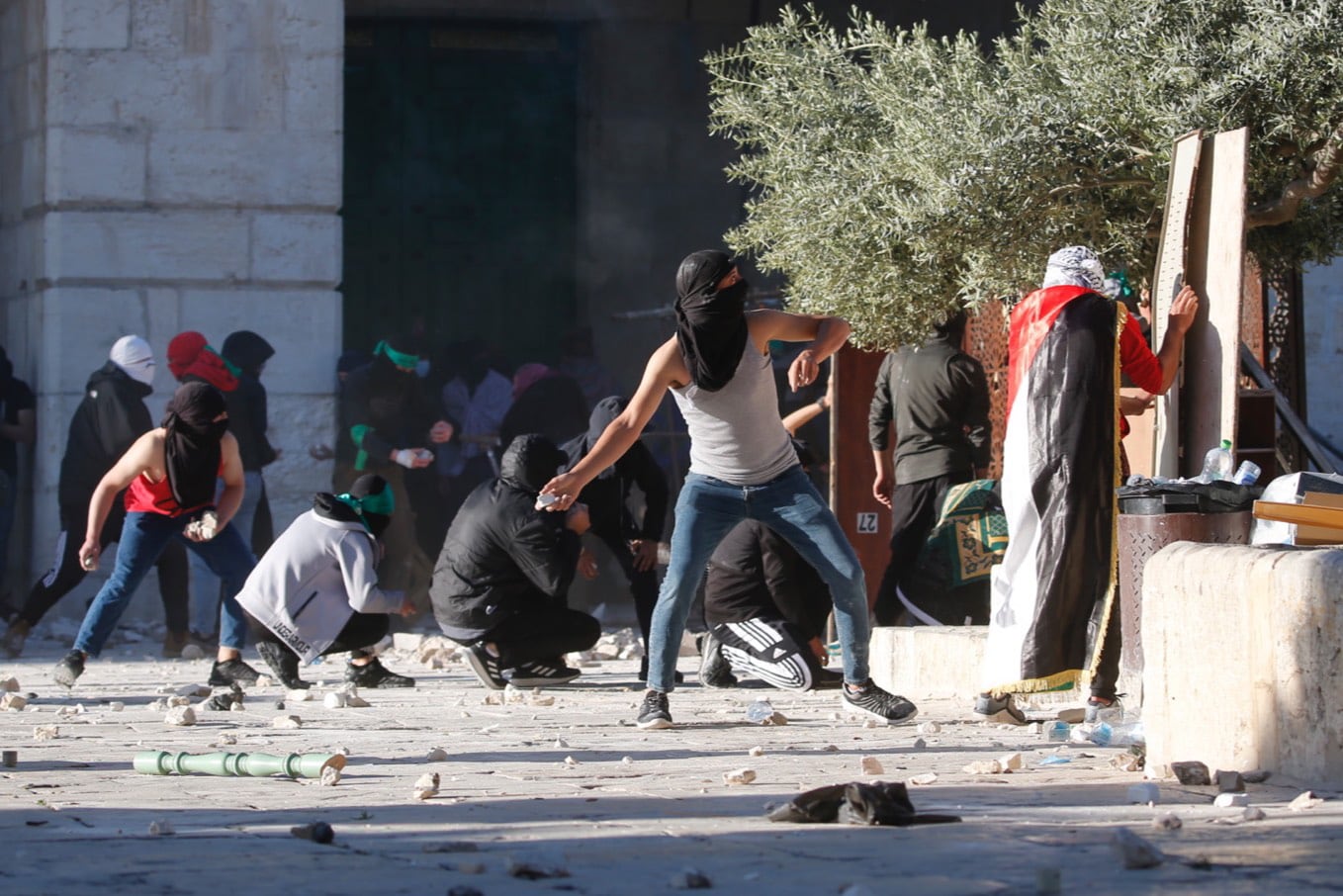 Decenas de heridos en los choques entre policía israelí y palestinos en la Explanada de las Mezquitas de Jesuralén.