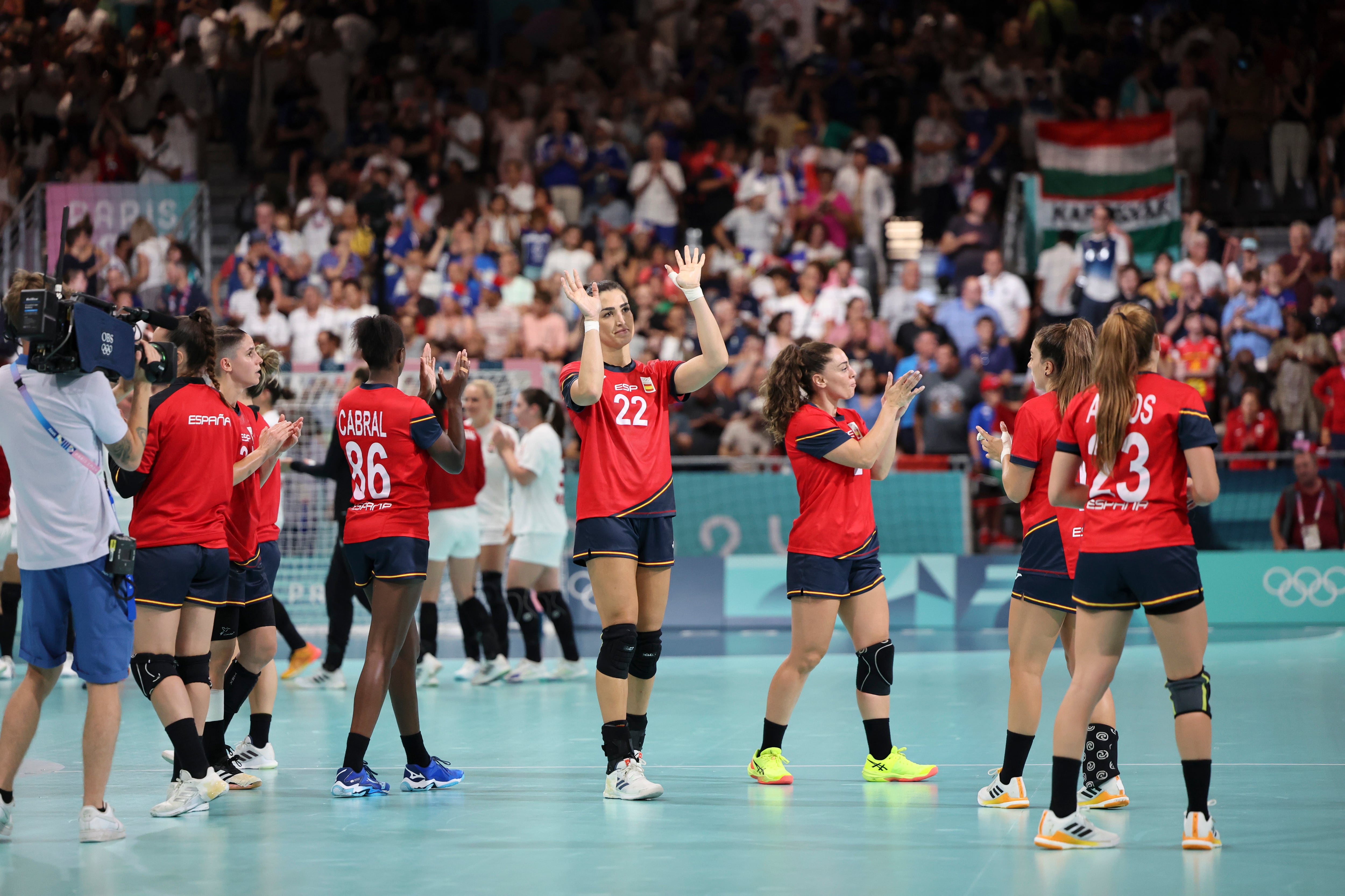 Las jugadoras españolas saludan a la afición tras su derrota ante Hungría