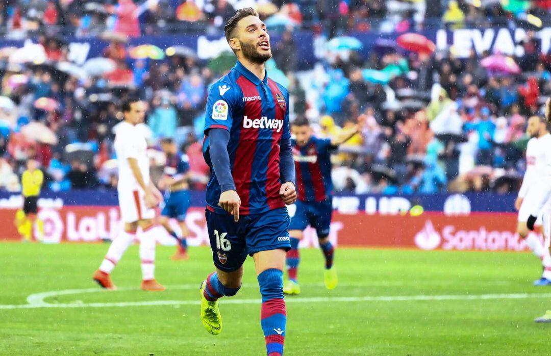 Rubén Rochina celebra un gol con el Levante