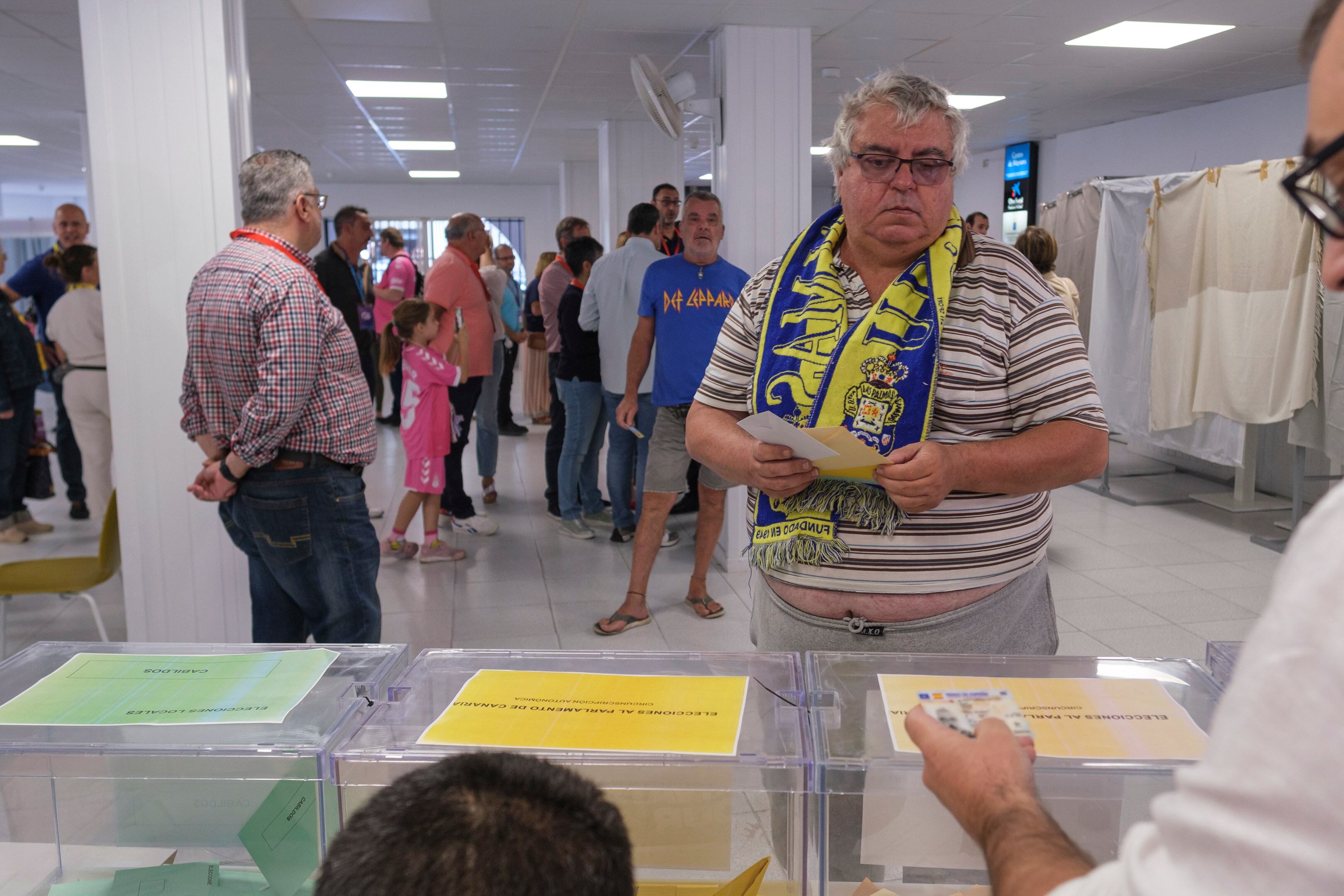 GRAFCAN1347. ARUCAS (GRAN CANARIA), 28/05/2023.- Un vecino del municipio de Arucas (Gran Canaria) acudió este domingo a votar llevando la bufanda de la Unión Deportiva Las Palmas, que hace tan sólo unas horas consiguió el ascenso a la primera división del fútbol español. EFE/Ángel Medina G.
