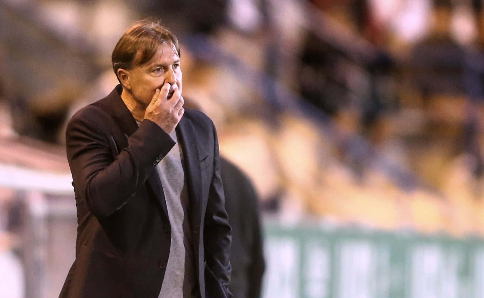 Cristóbal Parralo, en el banquillo de A Malata durante el Racing-Huesca (foto: Mero Barral / Cadena SER)