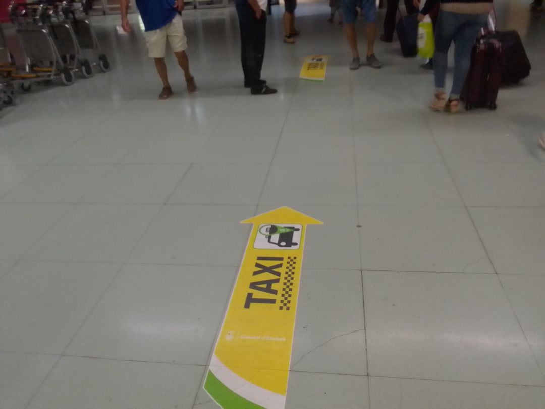 Señales informativas en el Aeropuerto de Ibiza