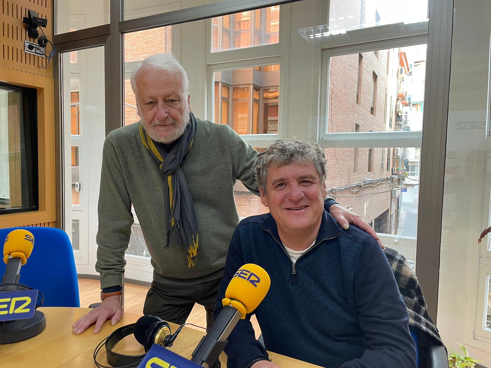 Manuel Muñoz Zielinski (de pie) y Nacho Vilar, en los estudios de Radio Murcia