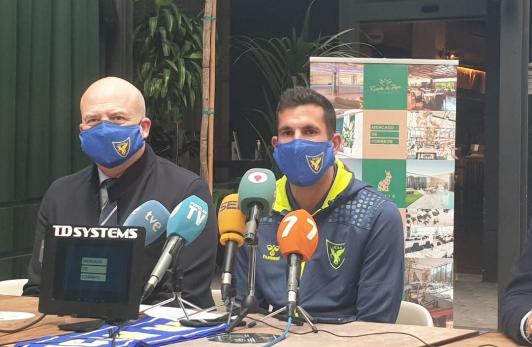 Tekio en su presentación en el Mercado de Correos de Murcia